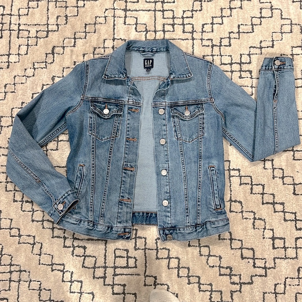 🔥NWOT🔥 Gap denim jacket. Size small.